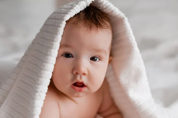 头戴毛巾的婴儿近照 — 图库照片