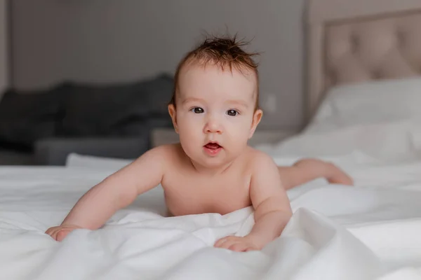 Αξιολάτρευτο Μωρό Ξαπλωμένο Στο Κρεβάτι Λευκά Σεντόνια — Φωτογραφία Αρχείου