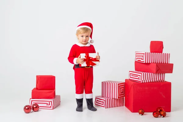 Bonito Menina Santa Traje Com Muitos Presentes Estúdio — Fotografia de Stock