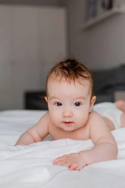 Adorable Bebé Acostado Cama Con Sábanas Blancas — Foto de Stock