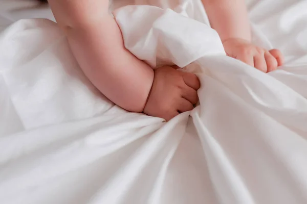 Corte Tiro Pequeno Bebê Mãos Agarrando Lençóis — Fotografia de Stock