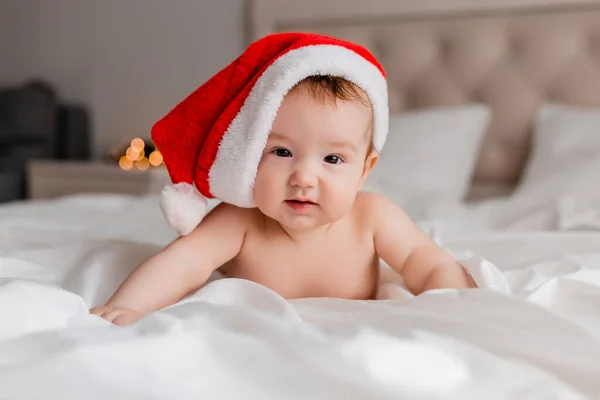 Retrato Bebé Niño Sombrero Santa Acostado Cama —  Fotos de Stock