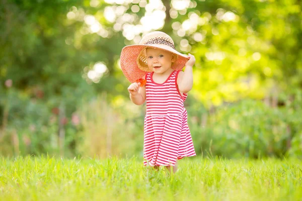 Милый Ребенок Полосатом Платье Шляпа Позирует Зелени — стоковое фото