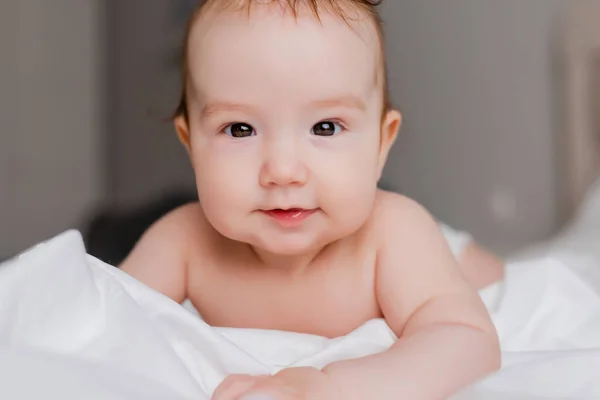 Bebê Pequeno Bonito Deitado Cama Olhando Para Câmera — Fotografia de Stock