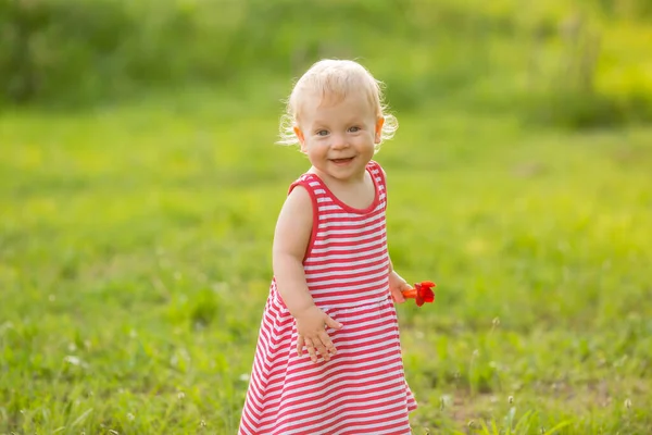 Улыбающаяся Девочка Красно Полосатом Платье Цветами — стоковое фото