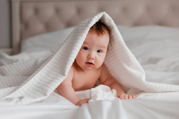Chłopiec Leżący Łóżku Ręcznikiem Głowie — Zdjęcie stockowe