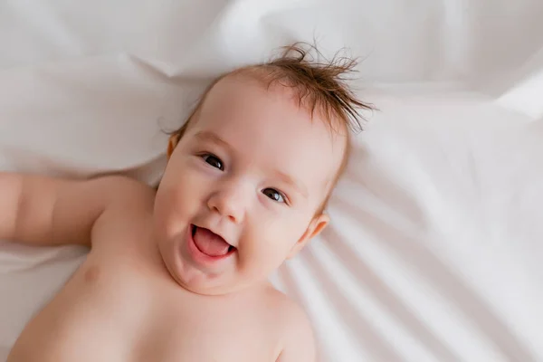 Närbild Porträtt Söt Bebis Liggande Sängen — Stockfoto
