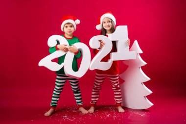 Noel Baba şapkalı ablalar büyük 2021 numaralar taşıyorlar.