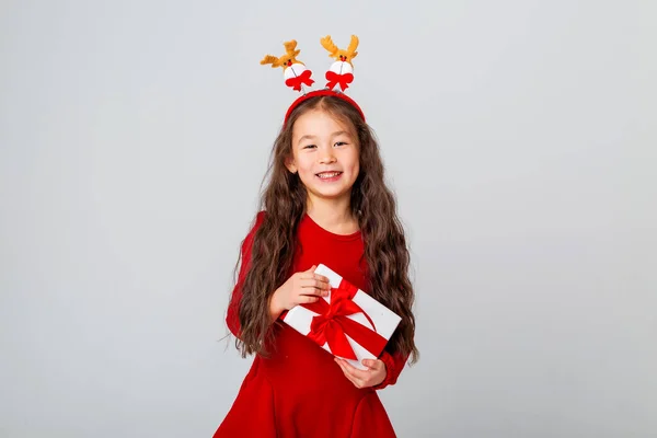 Linda Niña Asiática Con Diadema Navidad Celebración Caja Regalo —  Fotos de Stock