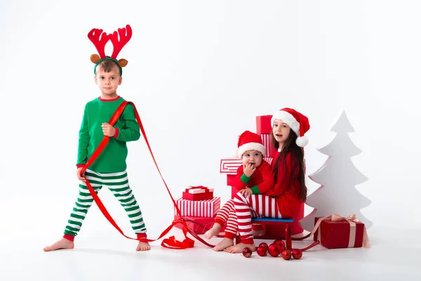 Boy Deer Horns Brother Sister Sleigh Gifts Decorations Studio — Stockfoto