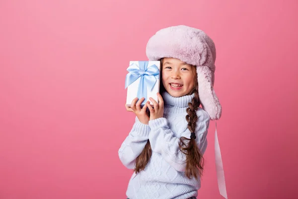 Kleines Asiatisches Mädchen Mit Wintermütze Posiert Mit Geschenkschachtel Auf Rosa — Stockfoto