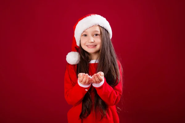 Adorable Chica Traje Santa Celebración Nieve Falsa Las Manos —  Fotos de Stock