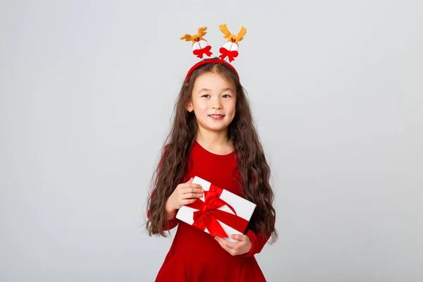 Linda Niña Asiática Con Diadema Navidad Celebración Caja Regalo —  Fotos de Stock