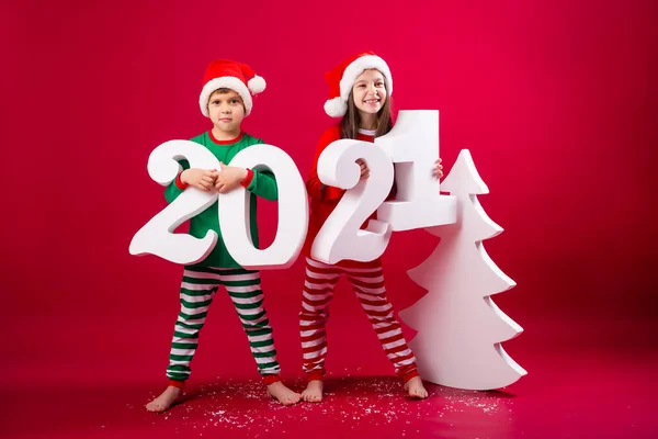 Brother Sister Santa Hats Holding Big 2021 Numbers — Stockfoto