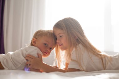 Şirin kız ve erkek kardeşler evde yatıyorlar. 