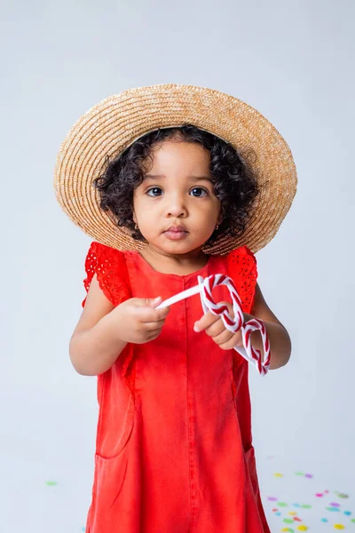 Маленькая Афроамериканка Красной Летней Одежде Соломенной Шляпе Белом Фоне — стоковое фото