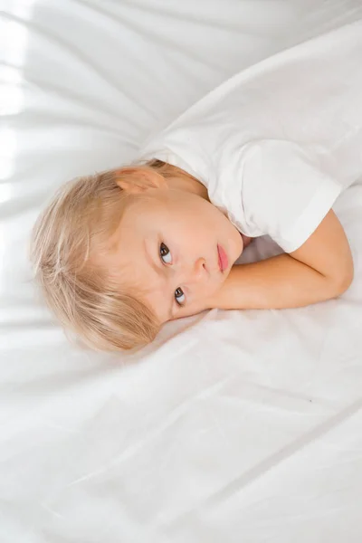 Εναέρια Λήψη Του Χαριτωμένο Μικρό Αγόρι Που Βρίσκεται Στο Κρεβάτι — Φωτογραφία Αρχείου