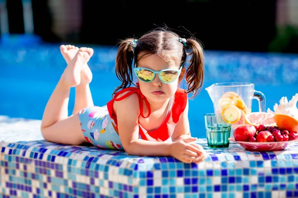 Słodka Brunetka Okularach Kostiumie Kąpielowym Pije Lemoniadę Przy Basenie Letnie — Zdjęcie stockowe