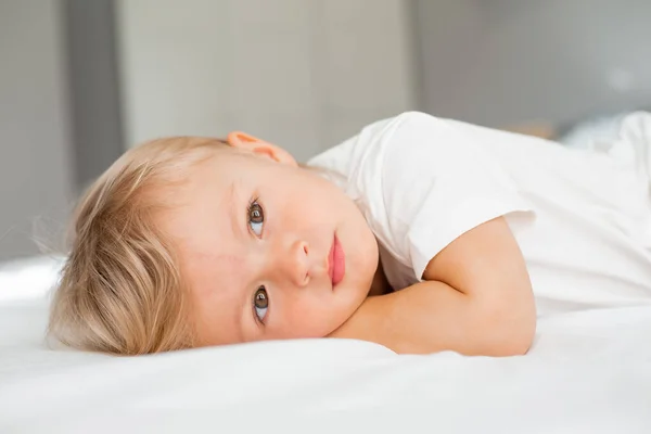 Retrato Tiro Bonito Menino Deitado Cama — Fotografia de Stock