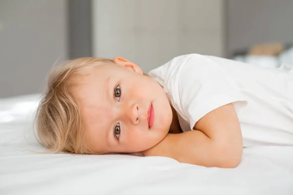 Милый Маленький Мальчик Лежит Кровати Смотрит Камеру — стоковое фото