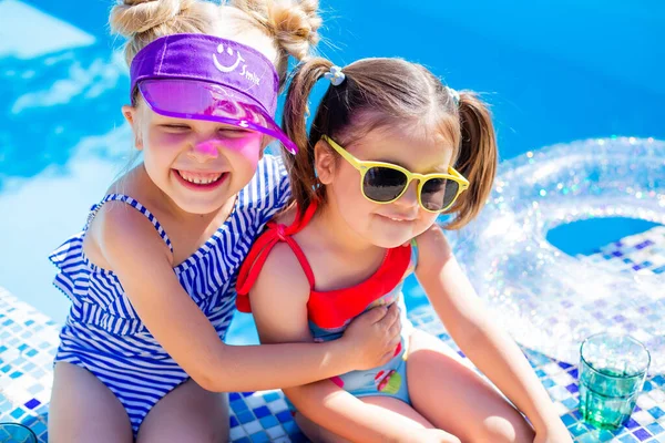 Nette Mädchen Sitzen Pool Haben Spaß Essen Früchte Und Trinken — Stockfoto