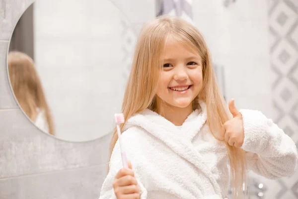 Söt Flicka Badrock Tvätta Tänder Badrummet — Stockfoto