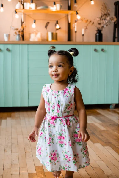 Милая Маленькая Афроамериканская Девочка Дома Кухне — стоковое фото