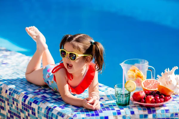 Słodka Brunetka Okularach Kostiumie Kąpielowym Pije Lemoniadę Przy Basenie Letnie — Zdjęcie stockowe