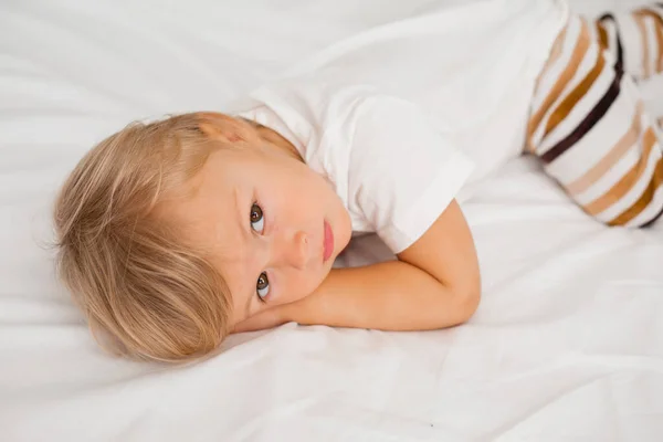 Över Huvudet Söt Liten Pojke Som Ligger Sängen — Stockfoto