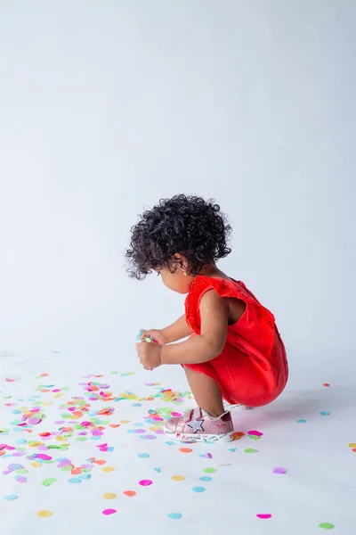 Маленька Афро Американська Дівчинка Літньому Одязі Малесеньким Вітряком Білому Тлі — стокове фото