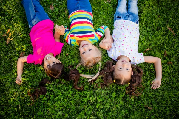 Drei Kleine Mädchen Asiatischer Indischer Und Europäischer Abstammung Liegen Sommerpark — Stockfoto