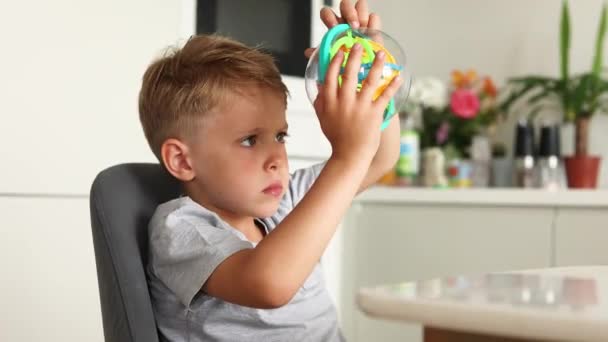 Ragazzino Biondo Gioca Con Puzzle Casa Bambini Giochi Sviluppo — Video Stock