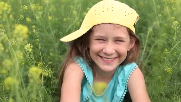 Portrait Une Petite Fille Heureuse Aux Cheveux Longs Dans Parc — Video