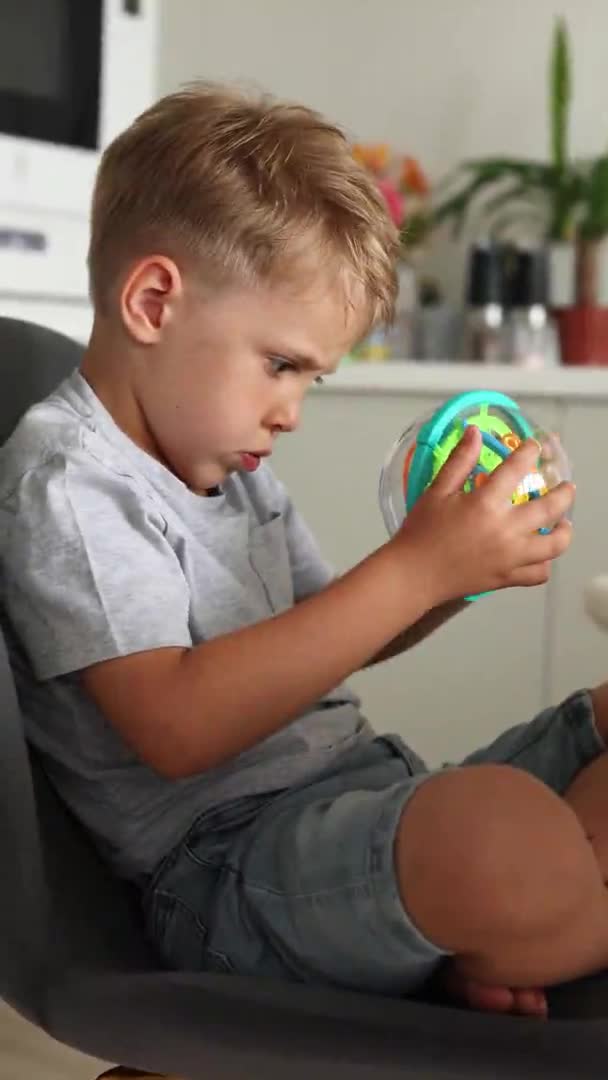 Malý Blonďatý Chlapec Doma Hraje Puzzle Děti Vývoj Her — Stock video