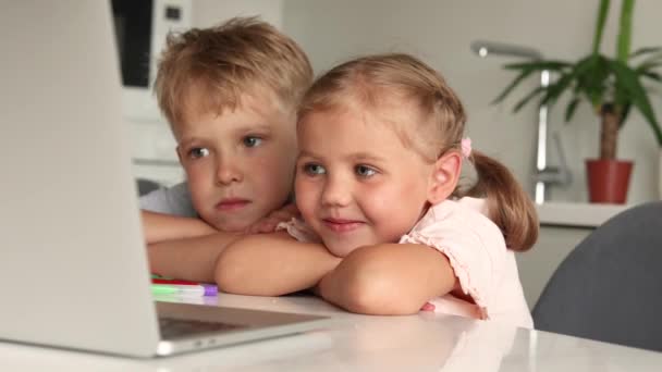 Twee Jonge Kinderen Jongen Meisje Zitten Aan Tafel Keuken Kijken — Stockvideo