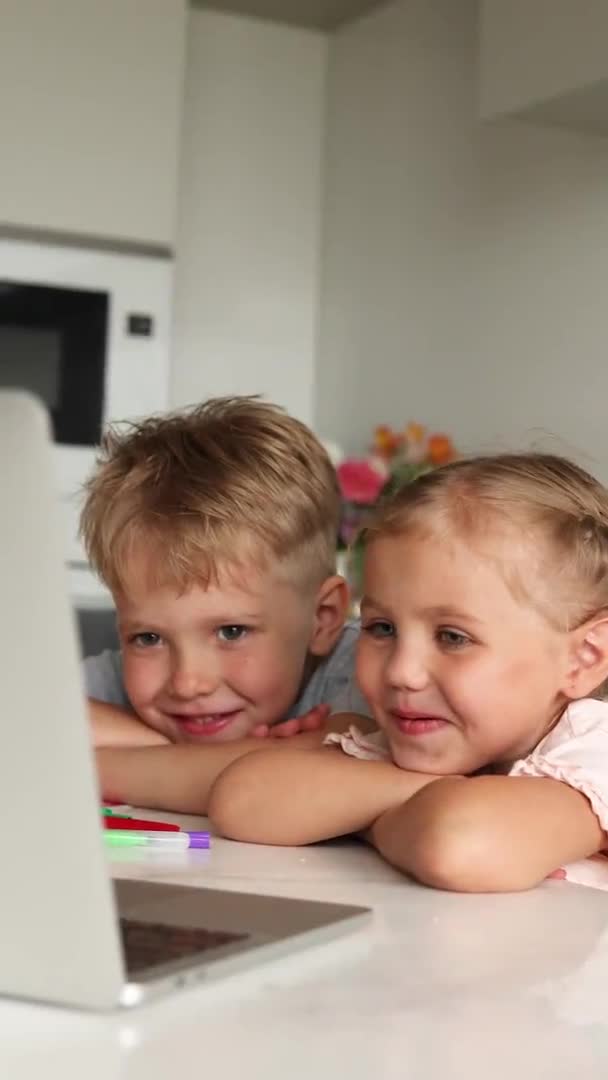 Duas Crianças Pequenas Menino Menina Sentam Mesa Cozinha Assistindo Desenhos — Vídeo de Stock