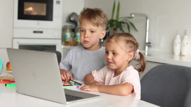 Dos Niños Pequeños Niño Niña Sientan Mesa Cocina Viendo Dibujos — Vídeos de Stock