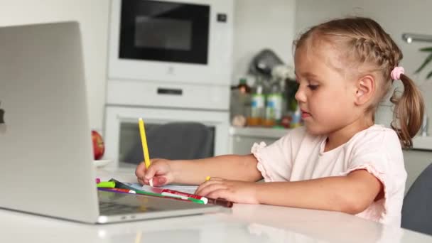 Linda Niña Rubia Sentada Casa Cocina Con Ordenador Portátil Educación — Vídeos de Stock