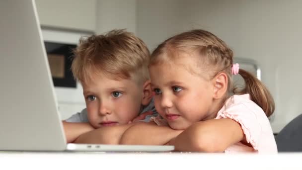 Två Små Barn Pojke Och Flicka Sitta Vid Bordet Köket — Stockvideo