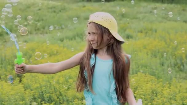 Glad Liten Flicka Grön Sommar Leker Med Såpbubblor — Stockvideo