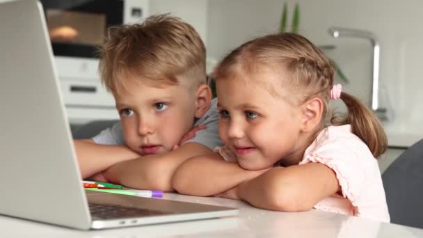 Due Bambini Piccoli Ragazzo Ragazza Siedono Tavola Cucina Guardando Cartoni — Video Stock