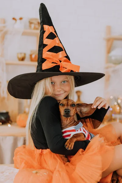 Een Blond Meisje Een Heksenkostuum Met Een Enorme Heksenhoed Een — Stockfoto