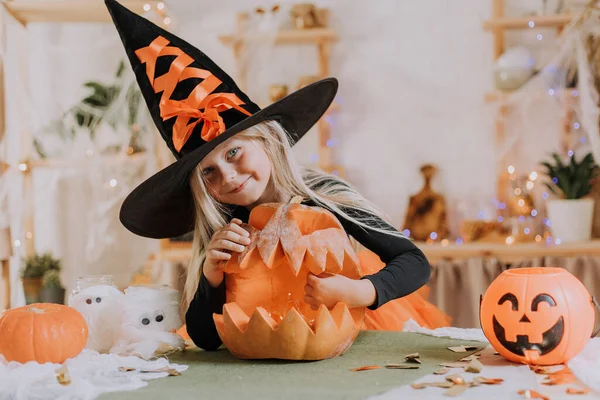 Portræt Lille Blond Pige Med Langt Hår Heksekostume Med Stor - Stock-foto