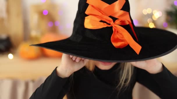 Roztomilá Blondýnka Kostýmu Čarodějnice Halloween Usmívá Dívá Kamery Kvalitní Video — Stock video