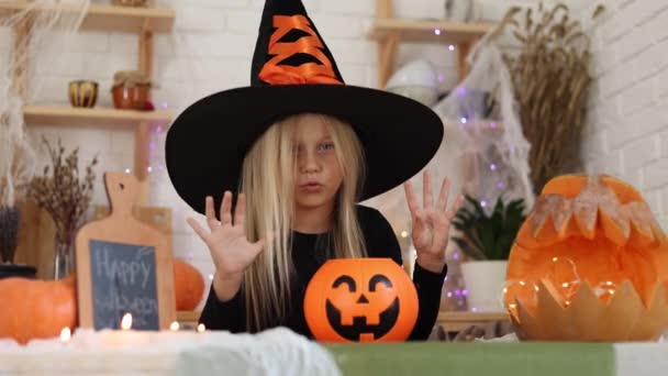 Милая Маленькая Блондинка Костюме Ведьмы Хэллоуин Улыбается Глядя Камеру Высококачественный — стоковое видео
