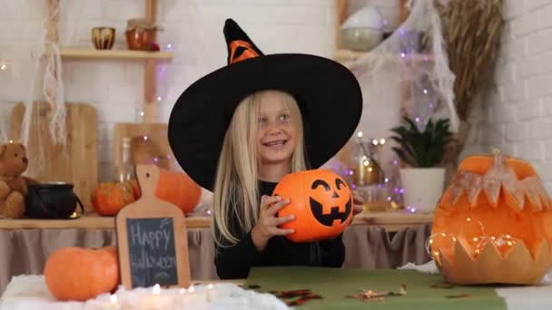 Söt Liten Flicka Blondin Häxa Kostym Halloween Leenden Tittar Kameran — Stockvideo