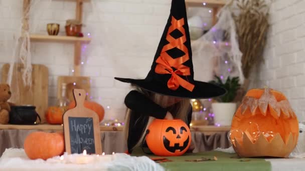 Linda Niña Rubia Disfraz Bruja Halloween Sonríe Mirando Cámara Imágenes — Vídeos de Stock