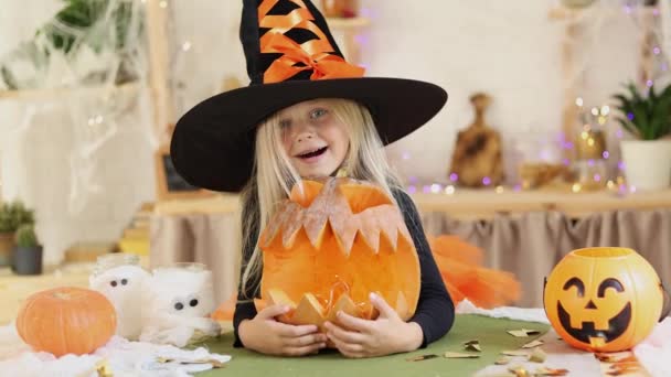 Cadılar Bayramı Nda Cadı Kostümü Giymiş Şirin Sarışın Kız Kameraya — Stok video