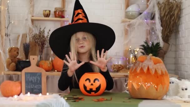 Aranyos Szőke Kislány Boszorkányjelmezben Halloweenkor Mosolyog Kamerába Néz Kiváló Minőségű — Stock videók