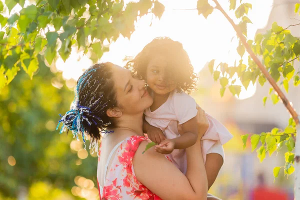 Família Multicultural Mãe Filha Parque Verão Verde — Fotografia de Stock